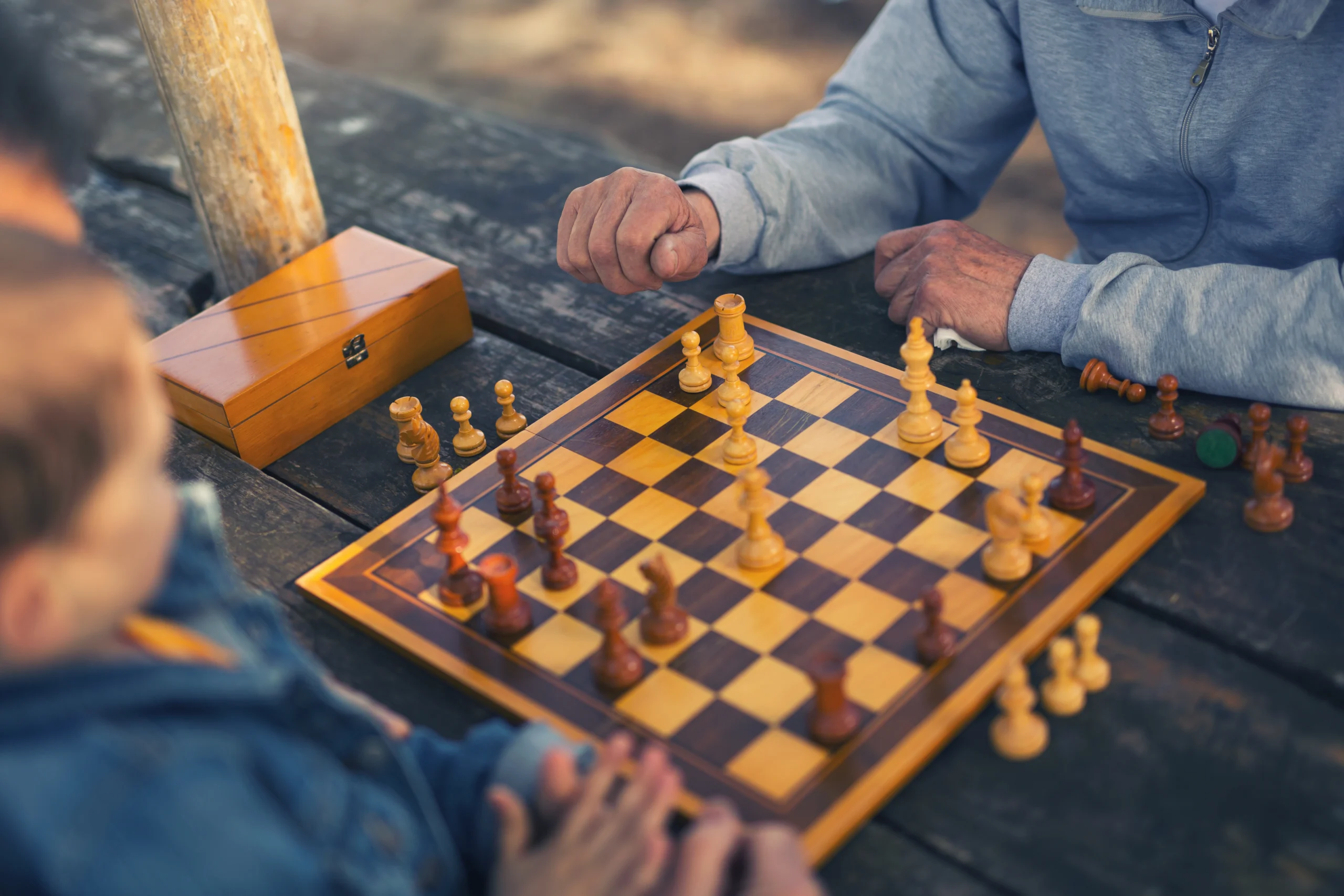 dwoje ludzi grających w szachy