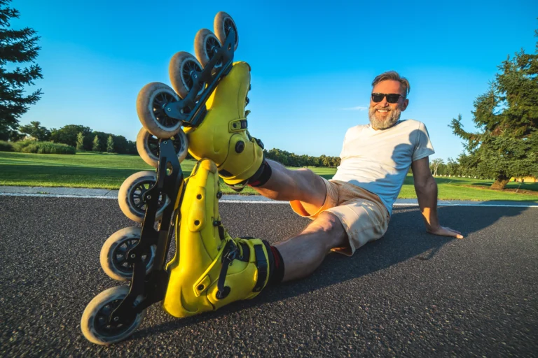 mężczyzna odpoczywa będąc na rolkach w słoneczny dzień