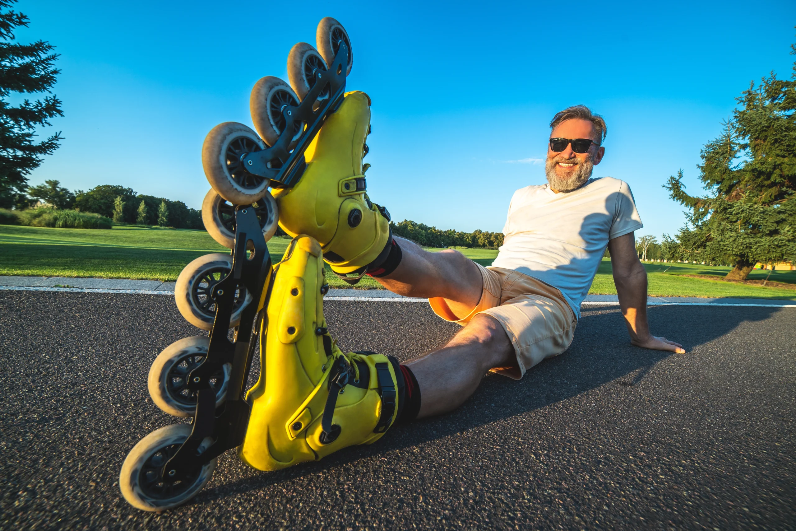 mężczyzna odpoczywa będąc na rolkach w słoneczny dzień