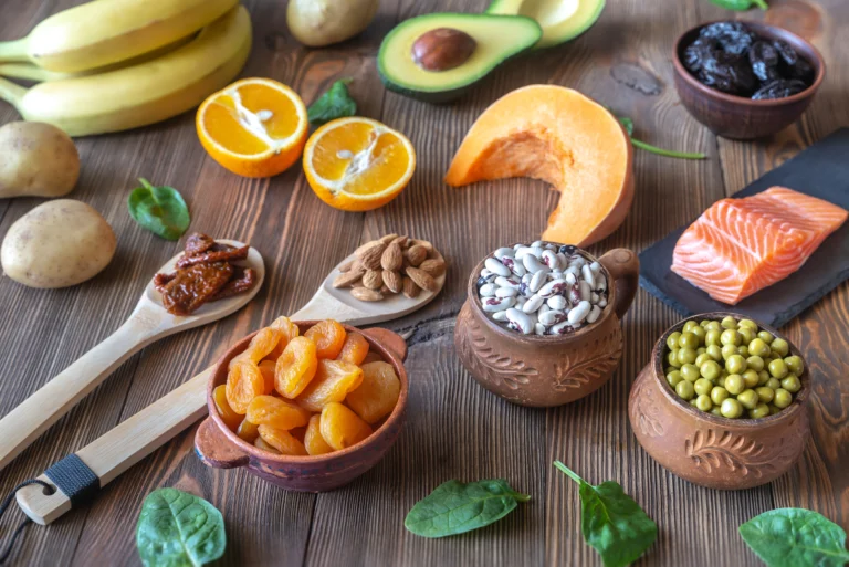 jedzenie leżące na stole m.in. dynia pomarańcze orzechy suszone morele