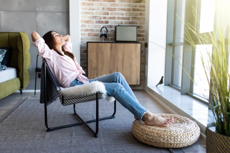kobieta relaksuje się na fotelu w domu
