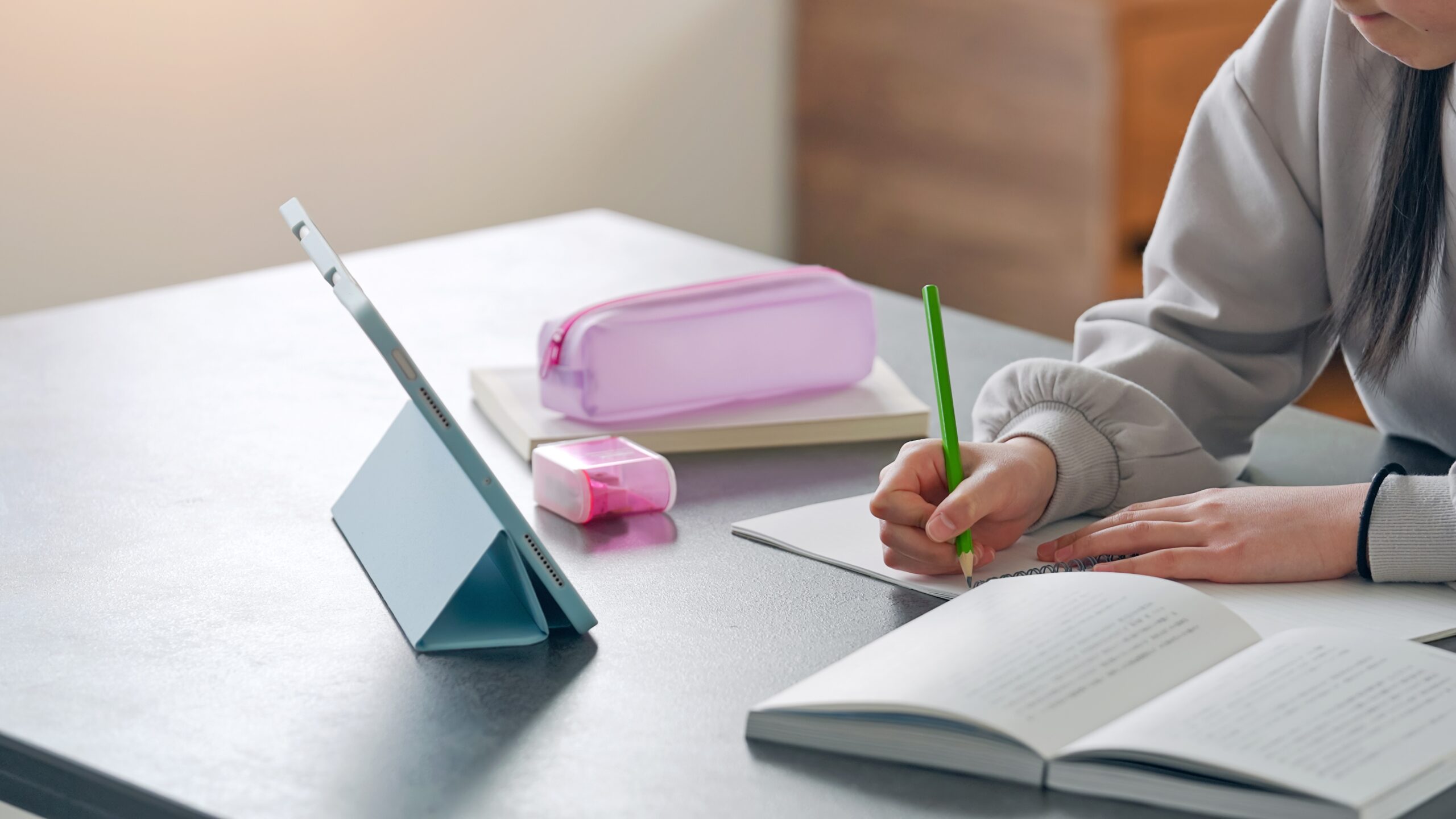 dsziewczyna uczy się ze swoich notatek przy biurku