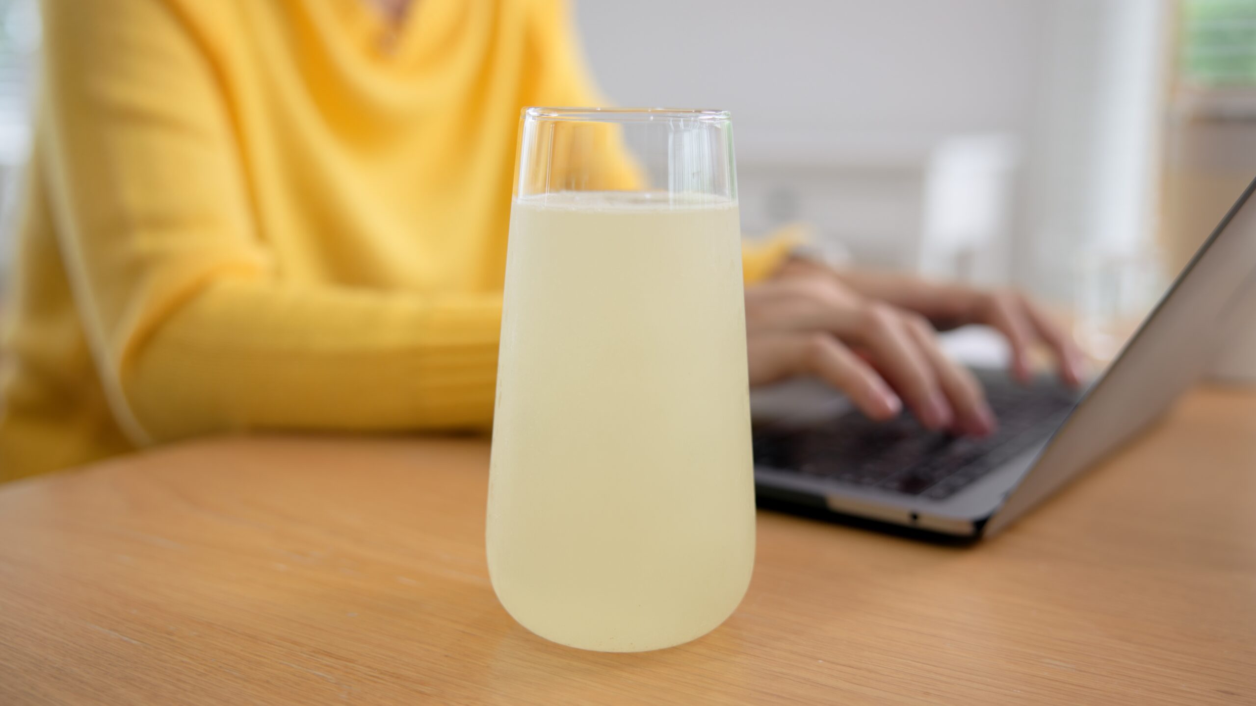 szklanka elektrolitów stoi na biurku